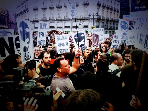 Varios 'indignados' denuncian censura mientras un cámara graba la escena. Puerta del Sol, Madrid. 17 de mayo de 2011. Foto: Pedro Callejas